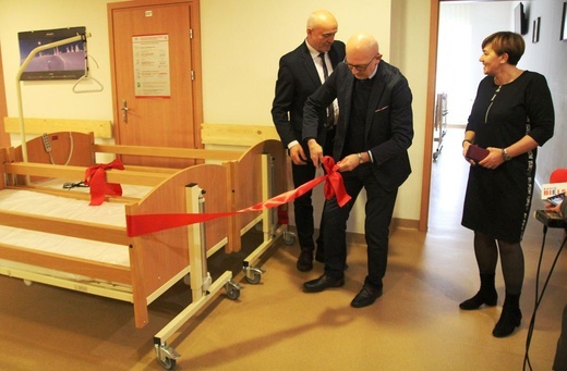 Nowe łóżka dla Hospicjum św. Jana Pawła II od Grupy Lotos
