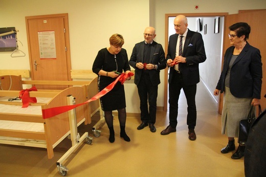 Nowe łóżka dla Hospicjum św. Jana Pawła II od Grupy Lotos