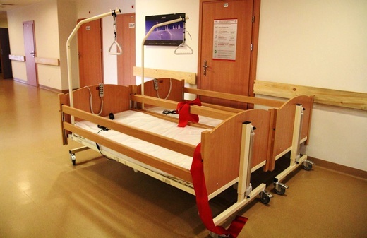 Nowe łóżka dla Hospicjum św. Jana Pawła II od Grupy Lotos