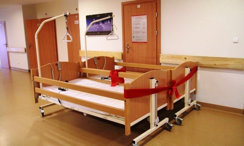 21 takich specjalistycznych łóżek otrzymało bielskie hospicjum od Grupy Lotos.