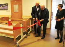 Prezes Tadeusz Szkudlarski, Andrzej Kamiński i Urszula Cichoń podczas uroczystości przekazania łóżek dla Hospicjum św. Jana Pawła II.