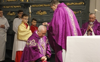 Jako pierwszy do obrzędu posypania głowy popiołem przystąpił ordynariusz diecezji.