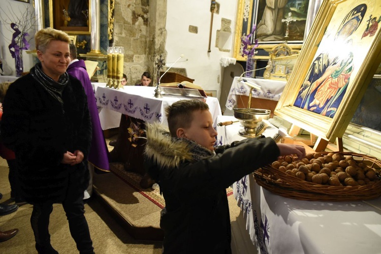 Uczestnicy liturgii zabierali pobłogosławione orzechy do domu.