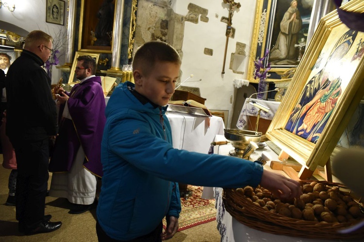 Popielec i orzechy św. Świerada w Tropiu