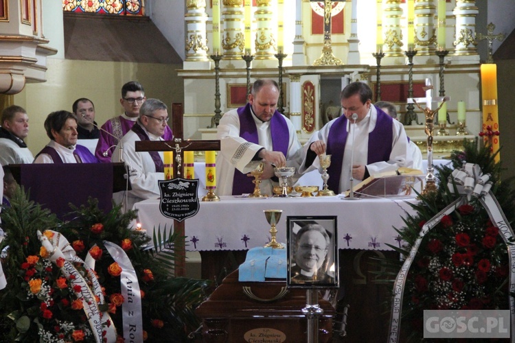 Ostatnie pożegnanie ks. Zbigniewa Cieszkowskiego w Trzebiszewie