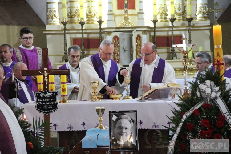 Ostatnie pożegnanie ks. Zbigniewa Cieszkowskiego w Trzebiszewie