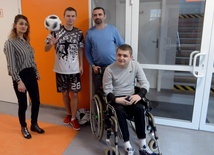 Kamil z rodzicami i Pawłem Skórą, mistrzem świata we freestyle footballu, który w ubiegłym roku był gościem i gwiazdą turnieju.