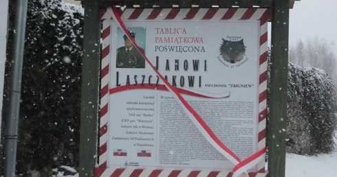 Popielówek czci bohaterów