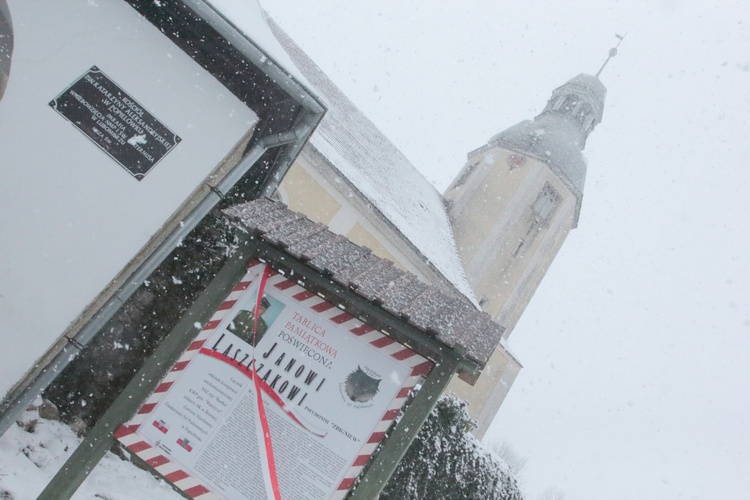 Popielówek czci bohaterów