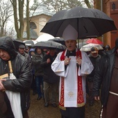 Kilka tysięcy wiernych wraz z bp. Zbigniewem Zielińskim na pierwszej Drodze Krzyżowej na Kalwarii Wejherowskiej