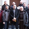 Ekipa ewangelizatorów z bp. Romanem Pindlem przy wejściu do Zakładu Karnego w Cieszynie.