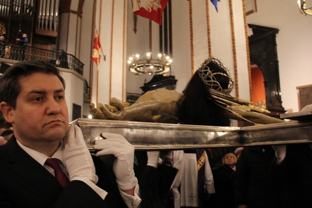 Cudowny Krucyfiks Baryczków wrócił do archikatedry