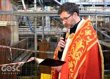 Ks. Włodzimierz Binkowski w czasie nabożeństwa w świdnickiej katedrze.