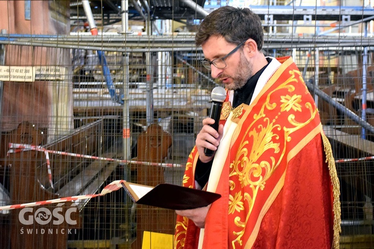 Ks. Włodzimierz Binkowski w czasie nabożeństwa w świdnickiej katedrze.