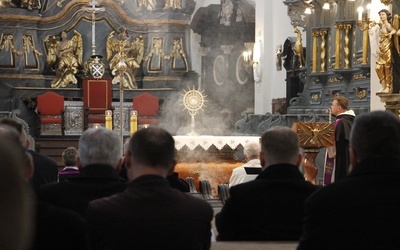 Biskupi i kapłani diecezji łowickiej w czasie pokutnego dnia modlili się przed Najświętszym Sakramentem.