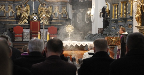 Biskupi i kapłani diecezji łowickiej w czasie pokutnego dnia modlili się przed Najświętszym Sakramentem.