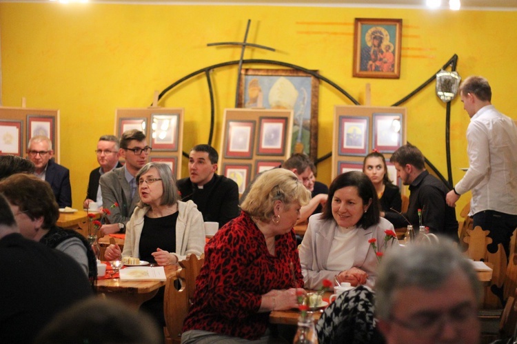 Pustków-Osiedle. Promocja książki Agnieszki Kani "Szukając sensu - drogi krzyżowe ścieżkami życia"