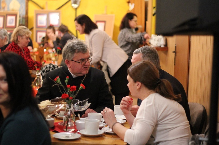 Pustków-Osiedle. Promocja książki Agnieszki Kani "Szukając sensu - drogi krzyżowe ścieżkami życia"