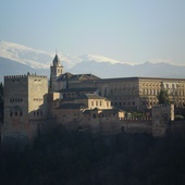 Alhabra, w tle Sierra Nevada