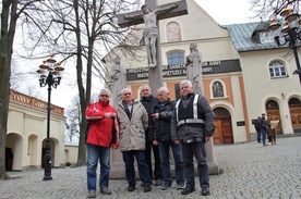 Góra Świętej Anny. 80-latek z Rydułtów dotarł tu pieszo po raz 400!