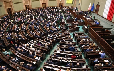Sejm uchwalił ustawę ws. szczególnych rozwiązań związanych z koronawirusem