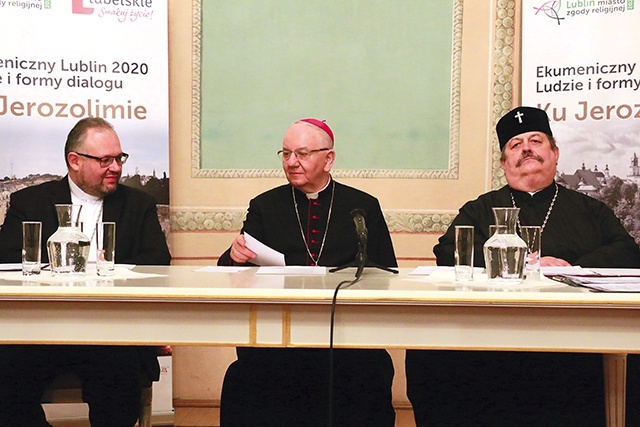 Hierarchowie dyskutowali w Trybunale Koronnym. Od lewej: bp Jan Cieślar, abp Stanisław Budzik, abp Abel.