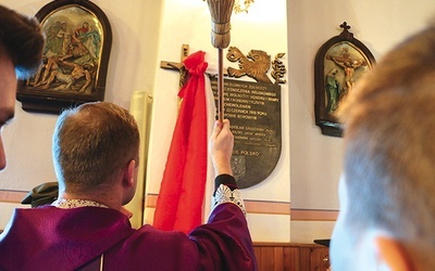 Poświęcenia pamiątkowej tablicy w Nunie dokonał ks. P. Grzywaczewski.