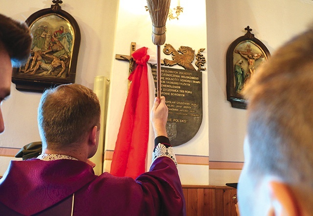 Poświęcenia pamiątkowej tablicy w Nunie dokonał ks. P. Grzywaczewski.