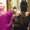 Do obrzędu posypania głów popiołem przystępowały całe rodziny, starsi i młodsi, siostry zakonne, kapłani i biskupi.