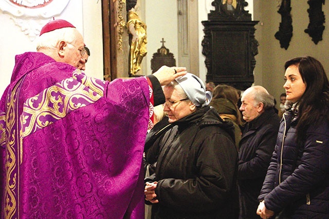 Do obrzędu posypania głów popiołem przystępowały całe rodziny, starsi i młodsi, siostry zakonne, kapłani i biskupi.