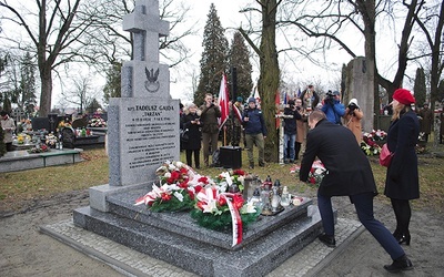 	Grób „Tarzana” pokryły kwiaty. Zapalono znicze.
