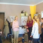 Z grupą w jednej z sal placówki. 