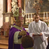▼	Arcybiskup posypał popiołem głowy wiernych.