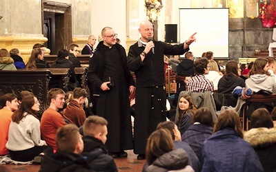 ▲	Czuwanie prowadził o. Maciej Ziębiec CSsR z młodzieżą z duszpasterstwa działającego przy parafii św. Józefa w Toruniu. Maturzyści wysłuchali katechezy i świadectw. Przystąpili do sakramentu pokuty i pojednania, trwali na adoracji Najświętszego Sakramentu, rozważali stacje Drogi Krzyżowej. Kulminacyjnym punktem czuwania była Msza św., której przewodniczył bp Jacek Jezierski.