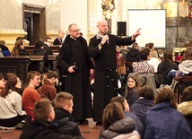 ▲	Czuwanie prowadził o. Maciej Ziębiec CSsR z młodzieżą z duszpasterstwa działającego przy parafii św. Józefa w Toruniu. Maturzyści wysłuchali katechezy i świadectw. Przystąpili do sakramentu pokuty i pojednania, trwali na adoracji Najświętszego Sakramentu, rozważali stacje Drogi Krzyżowej. Kulminacyjnym punktem czuwania była Msza św., której przewodniczył bp Jacek Jezierski.