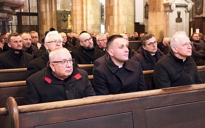 Księża adorowali Najświętszy Sakrament, wysłuchali konferencji i korzystali z sakramentu pokuty i pojednania.