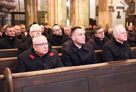 Księża adorowali Najświętszy Sakrament, wysłuchali konferencji i korzystali z sakramentu pokuty i pojednania.