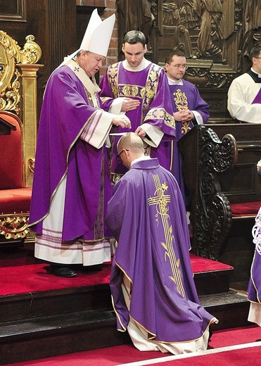 Posypanie głów popiołem na znak pokuty.