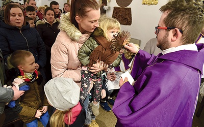 Wierni oddają cześć relikwiom świętego pustelnika.