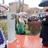 Tablica pamiątkowa przed raciborskim Zakładem Karnym.