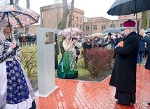 Tablica pamiątkowa przed raciborskim Zakładem Karnym.