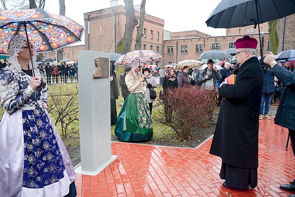 Tablica pamiątkowa przed raciborskim Zakładem Karnym.