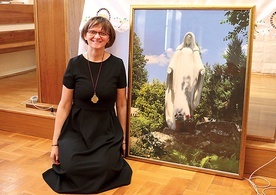 ▲	W ośrodku oazowym w Dąbrówce przy fotografii figury Niepokalanej, Matki Kościoła, która znajduje się w centrum Ruchu w Krościenku nad Dunajcem.