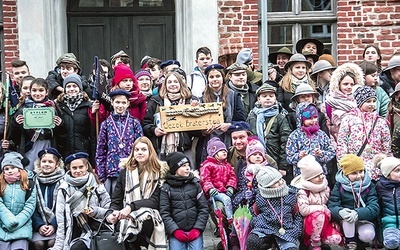 Druhny, druhowie oraz zuchy po grze terenowej spotkali się  na olsztyńskiej starówce.