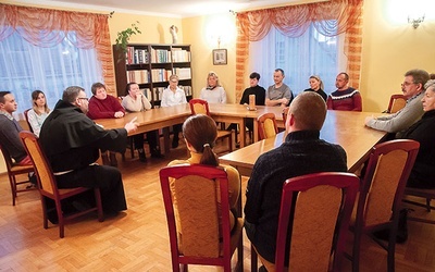 ▲	Uczestnicy spotkań dzielą się tym, jak słowo Boże działa w ich życiu.