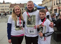 Brzeszczanie: Anna, Piotr i Szymon Kubiczkowie z „wilczymi” medalami.