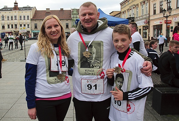 Brzeszczanie: Anna, Piotr i Szymon Kubiczkowie z „wilczymi” medalami.