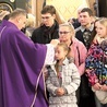 Bp Roman Pindel przewodniczył liturgii z posypaniem głów popiołem w żywieckiej konkatedrze.