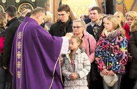 Bp Roman Pindel przewodniczył liturgii z posypaniem głów popiołem w żywieckiej konkatedrze.