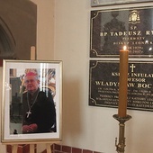 ▼	Biskup został pochowany w podziemiach legnickiej katedry.